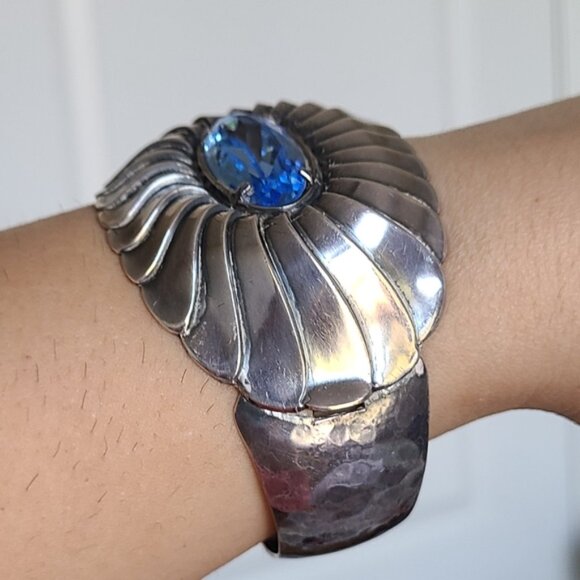 Vintage Hammered Metal Silver Huge Chunky Blue Oval Crystal Bangle Bracelet - Picture 7 of 10